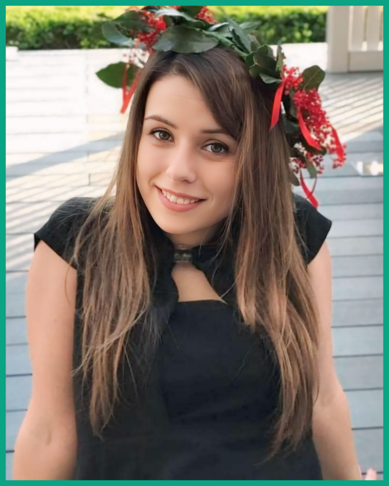 Ambra Zoia sorridente all'aperto